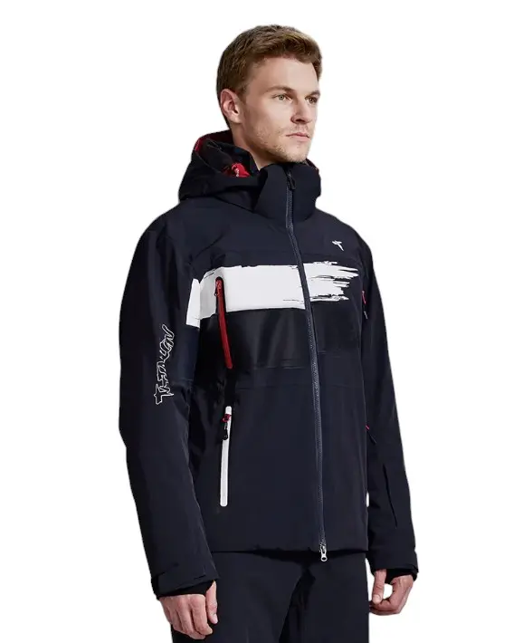 Titallon chaqueta negra hombre perfil-Photoroom.webp