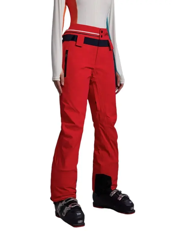 Pantalon rojo de perfil-Photoroom.webp